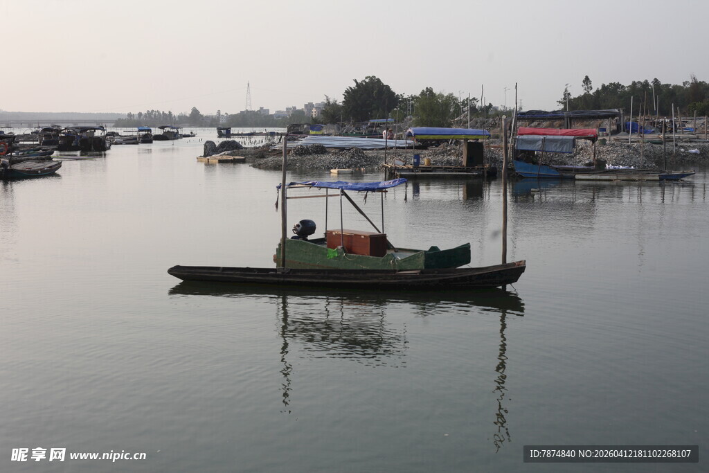 湛江宁静水面上的小船与码头