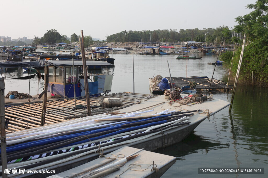 湛江码头停靠的多艘快艇