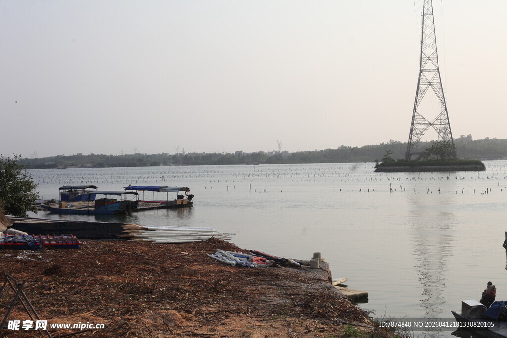 湛江江边码头与高耸电塔景观