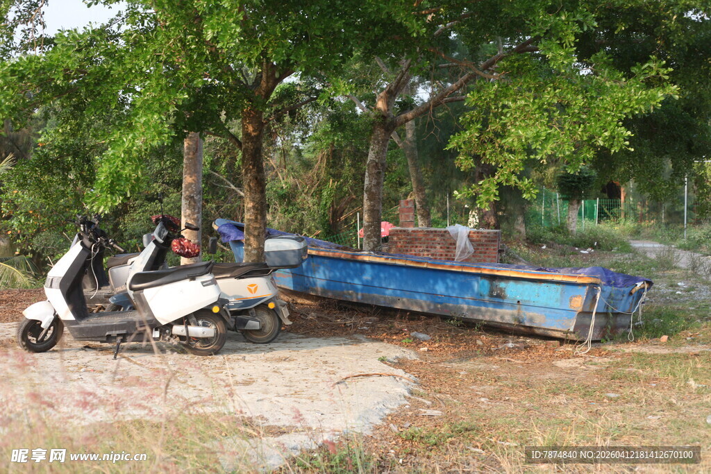湛江河边的三轮货车与摩托车