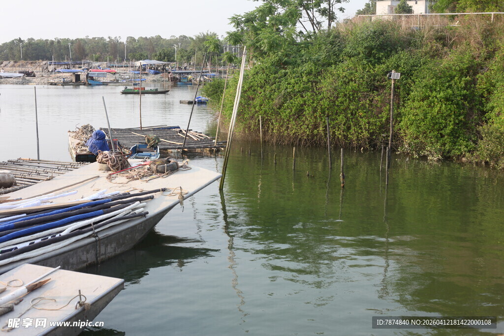 湛江河边停靠的船只与垂钓者