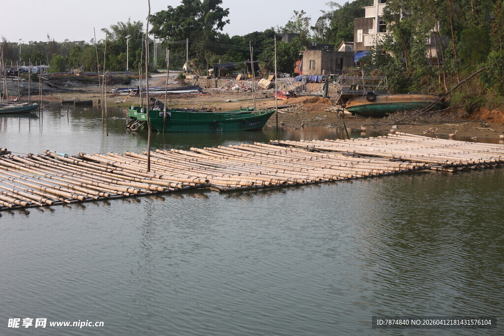 湛江河边停泊的船只与木筏