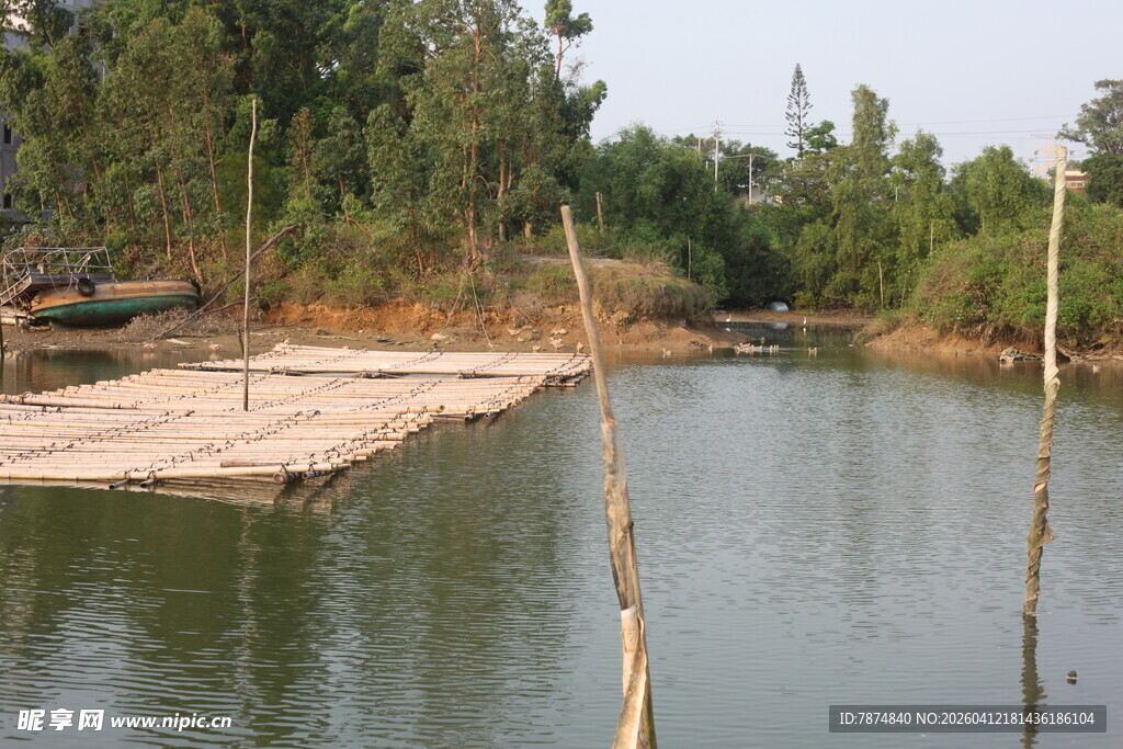 湛江湖边木平台与周边自然景色