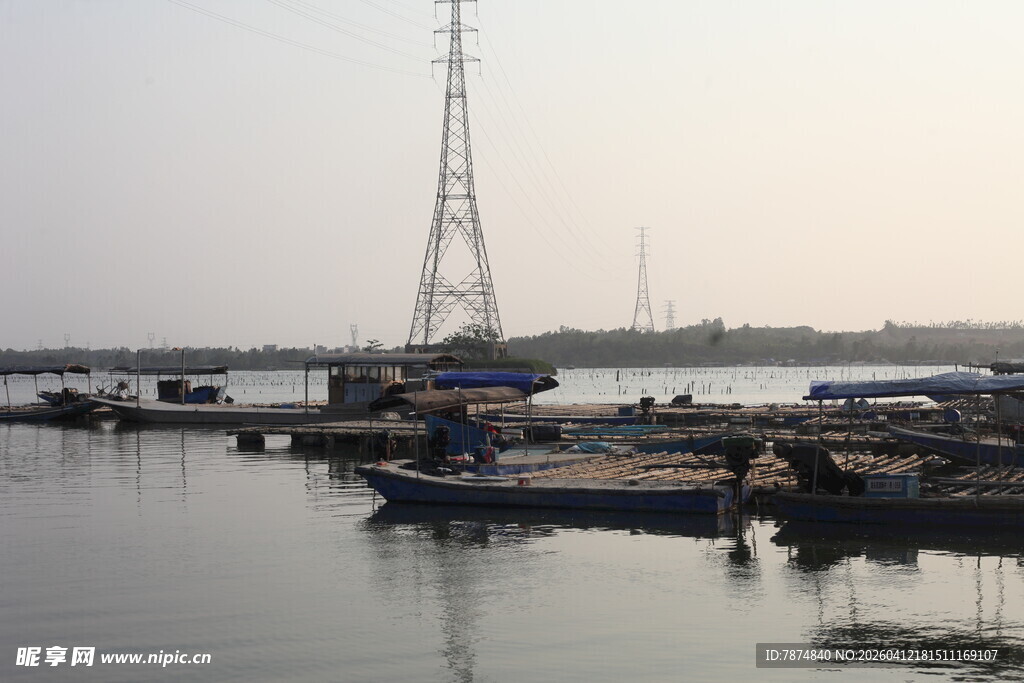 湛江港口停泊的船只与信号塔