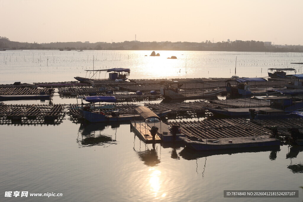 湛江夕阳下的宁静码头