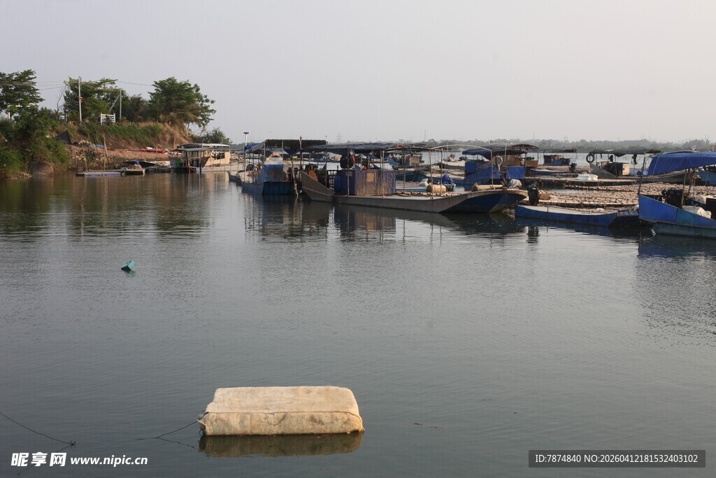 湛江宁静河畔停泊的船只