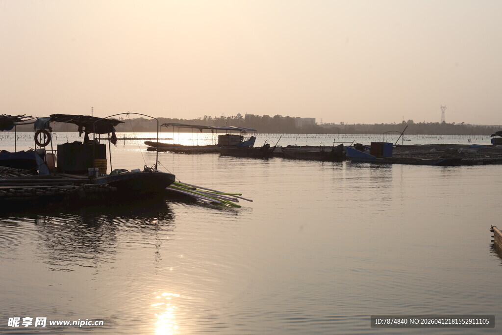 湛江夕阳下的宁静水上场景