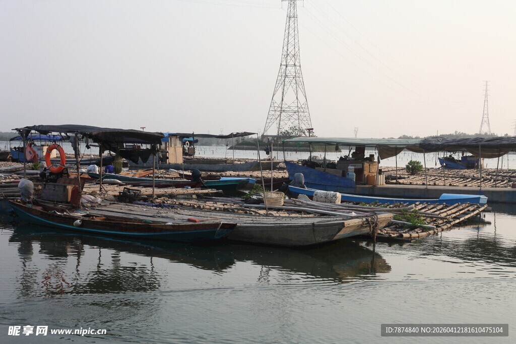 湛江码头停泊的多艘船只
