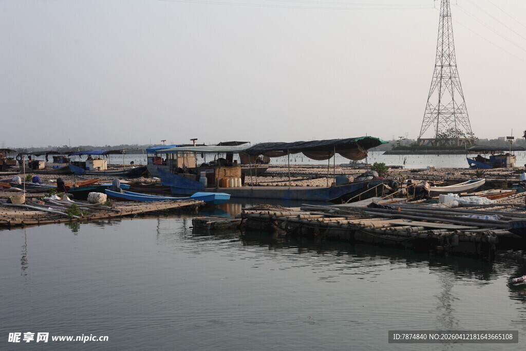 湛江港口停泊的多彩船只
