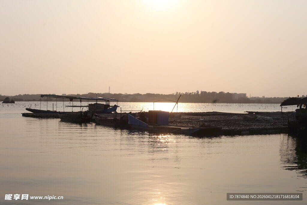 湛江夕阳下的宁静水面船只
