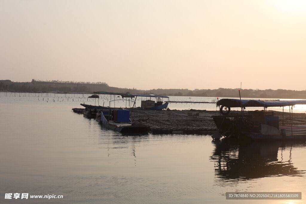 湛江夕阳下的宁静码头景象