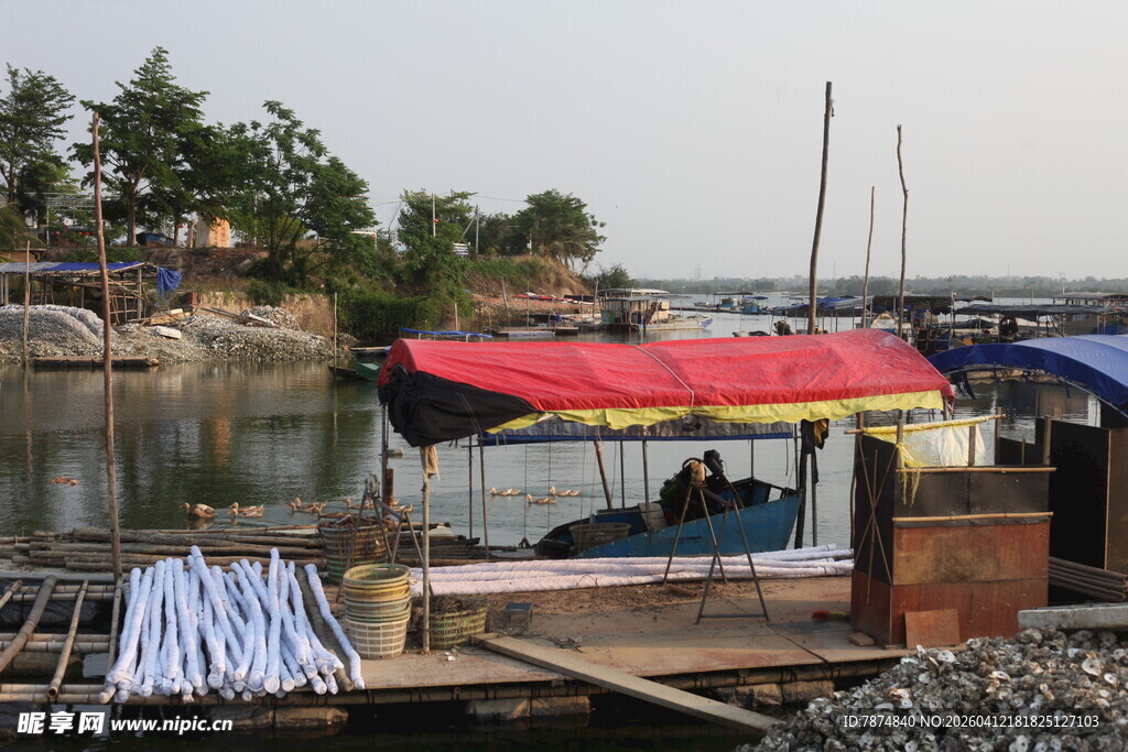 湛江河边停泊的彩色篷船