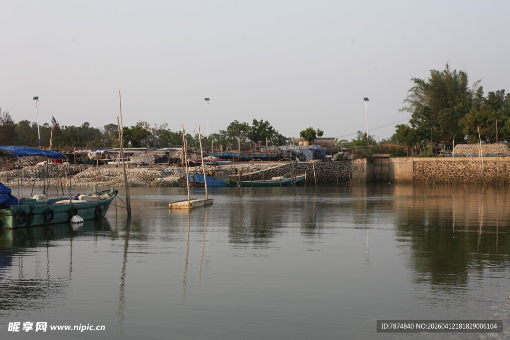 湛江宁静港湾中的停泊船只