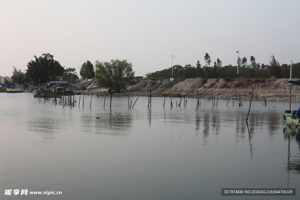 湛江宁静湖边的水上设施景观