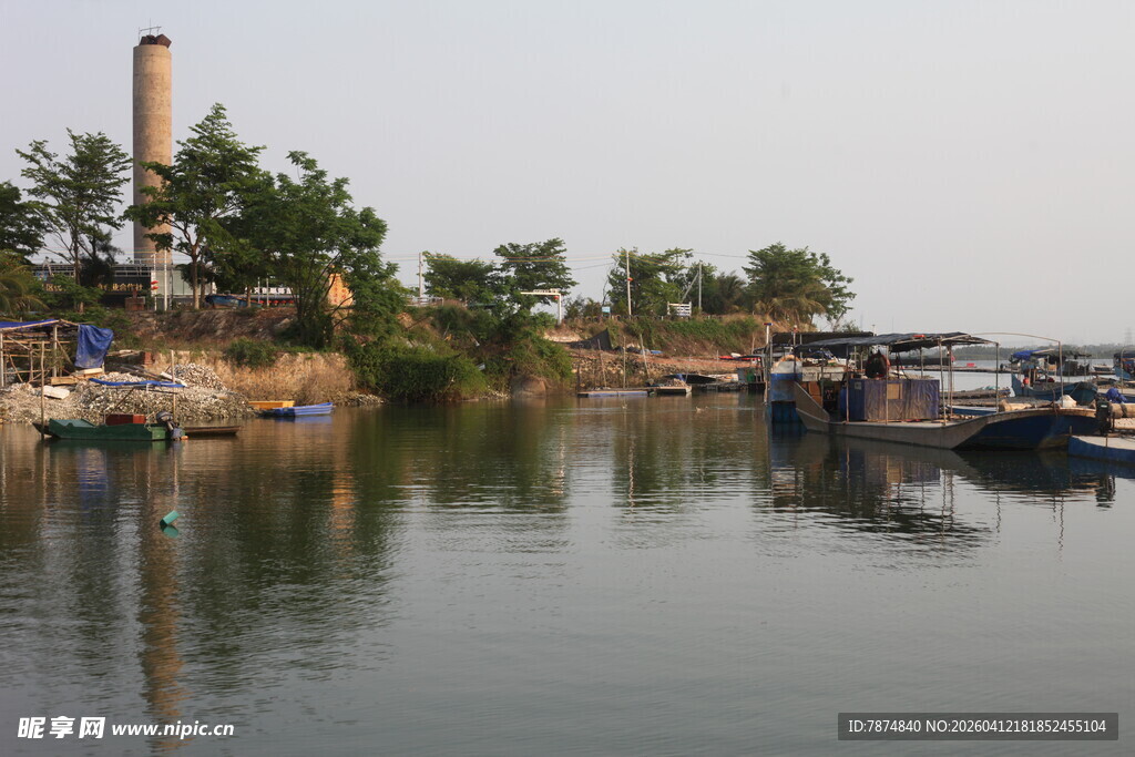 湛江河畔停泊船只的宁静景象
