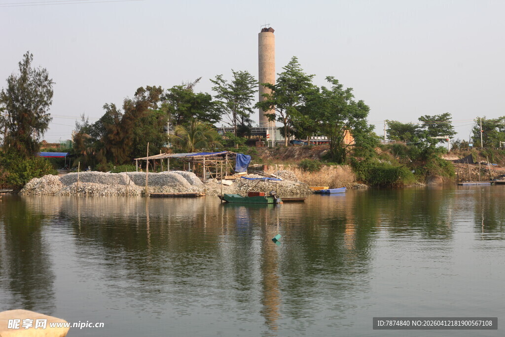 湛江湖畔风光与远处高耸烟囱