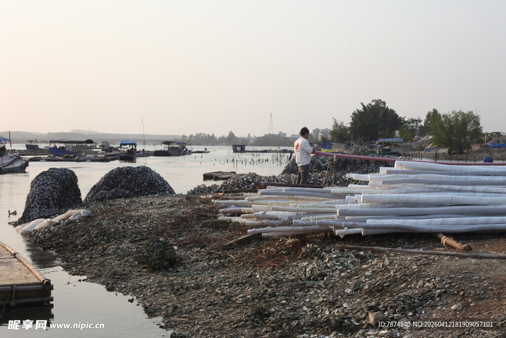 湛江河边的建筑材料堆放场景