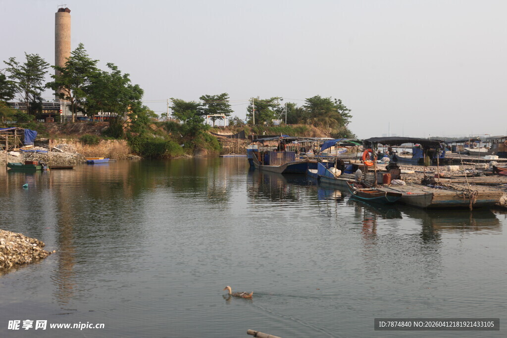 湛江宁静河畔的停泊景象