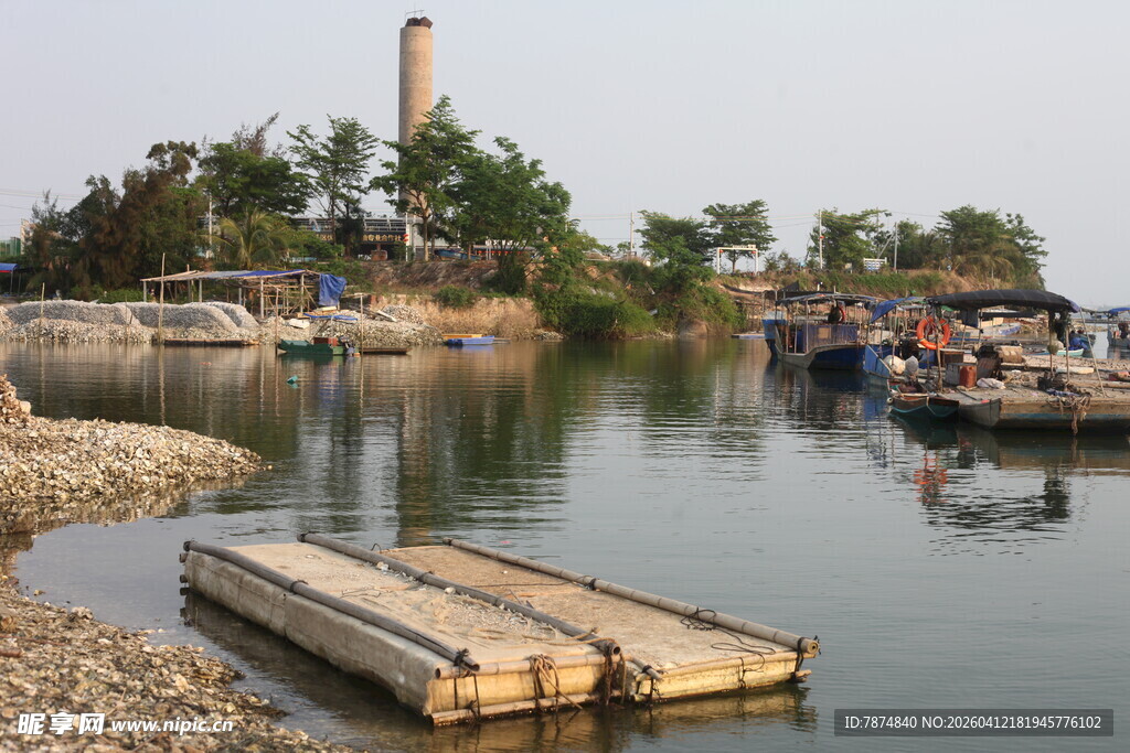 湛江河畔木筏与船只停靠景象