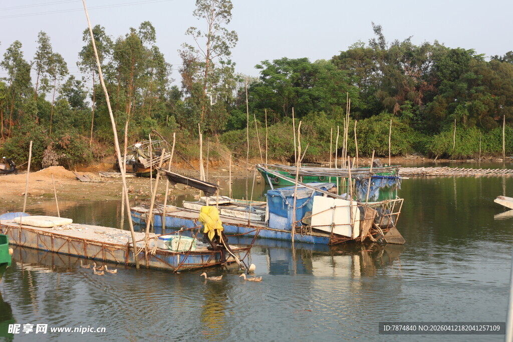 湛江河畔停泊的多彩船只