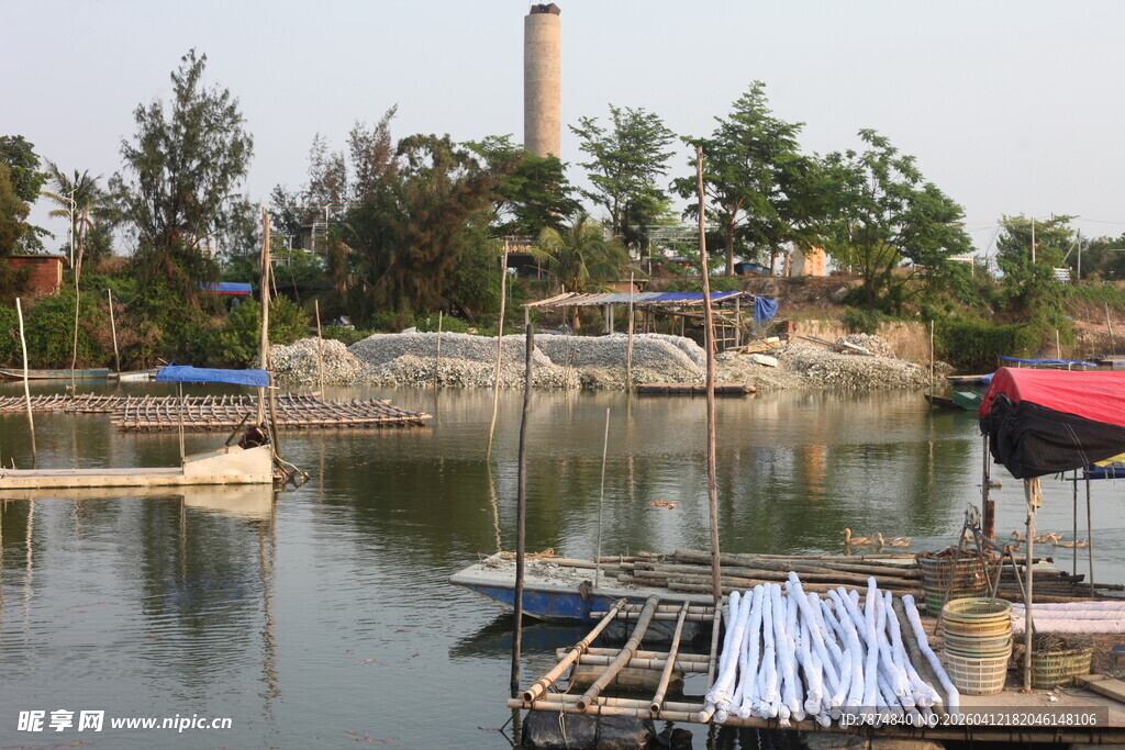 湛江湖畔休闲场景 小船与晾衣