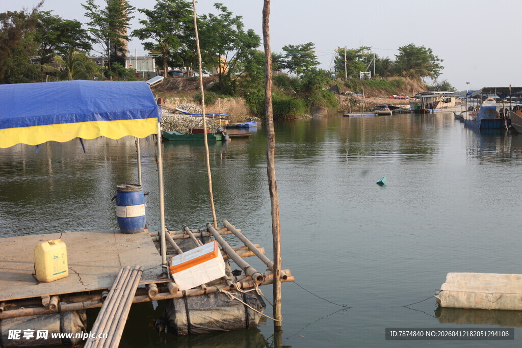 湛江湖畔简易码头与水上景致
