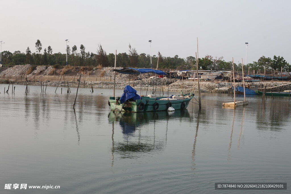 湛江宁静湖面上的小船