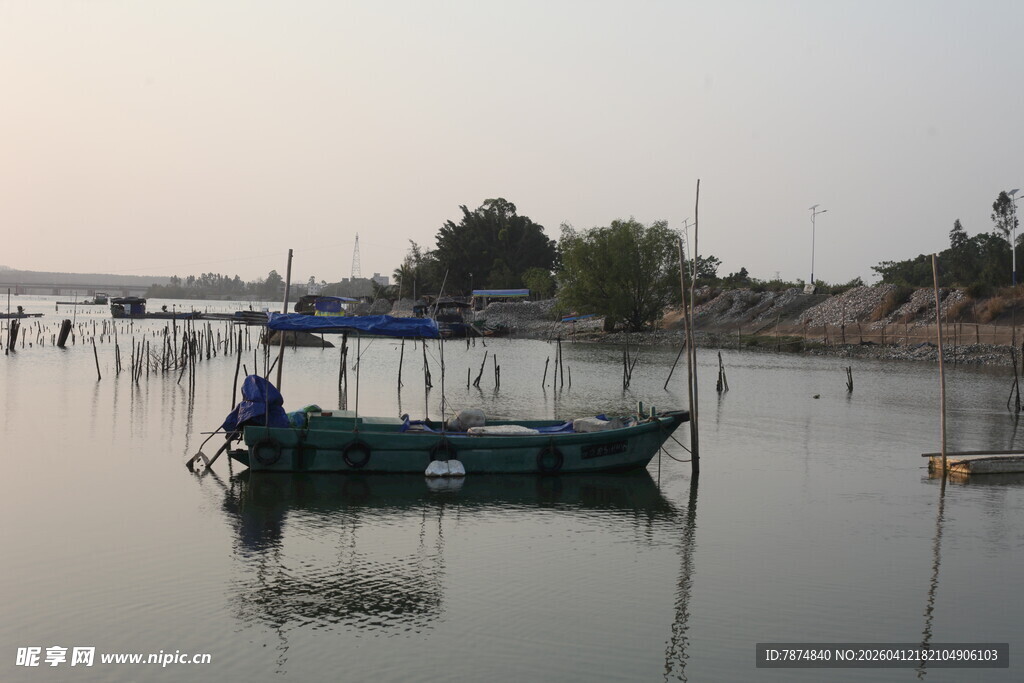 湛江黄昏下宁静湖面的小船