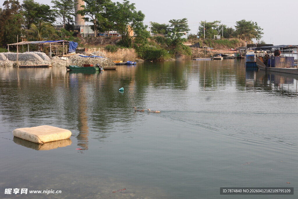 湛江宁静河畔停泊的船只