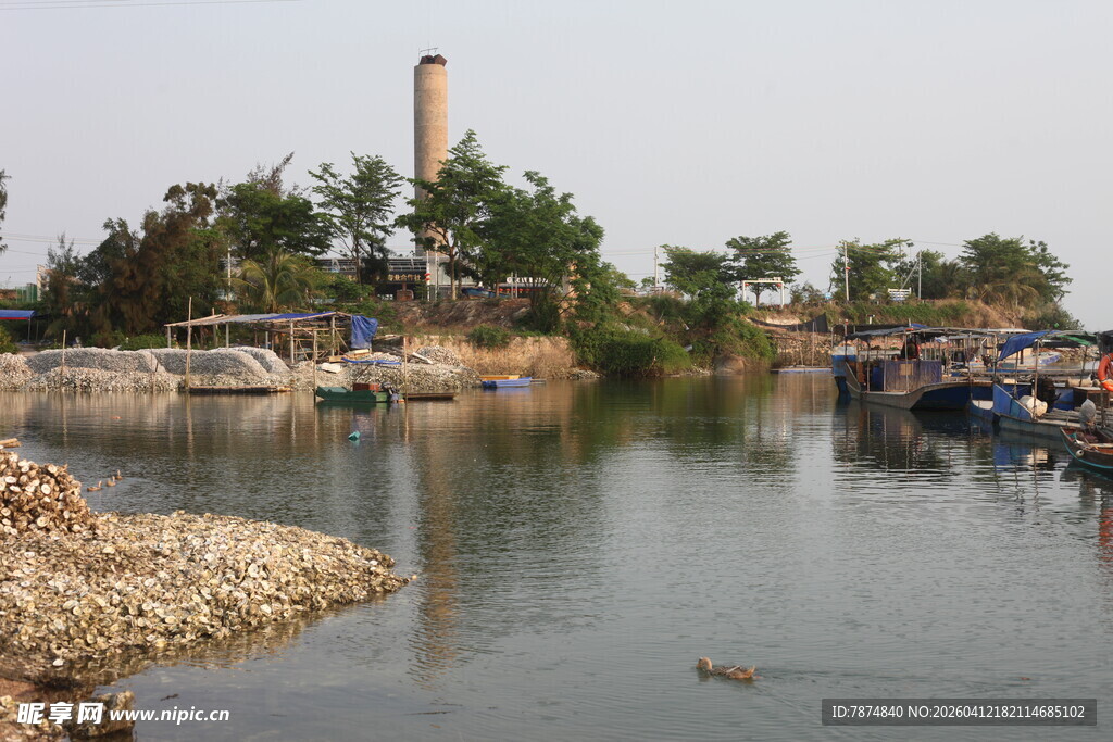 湛江河畔风光 远处烟囱与船只