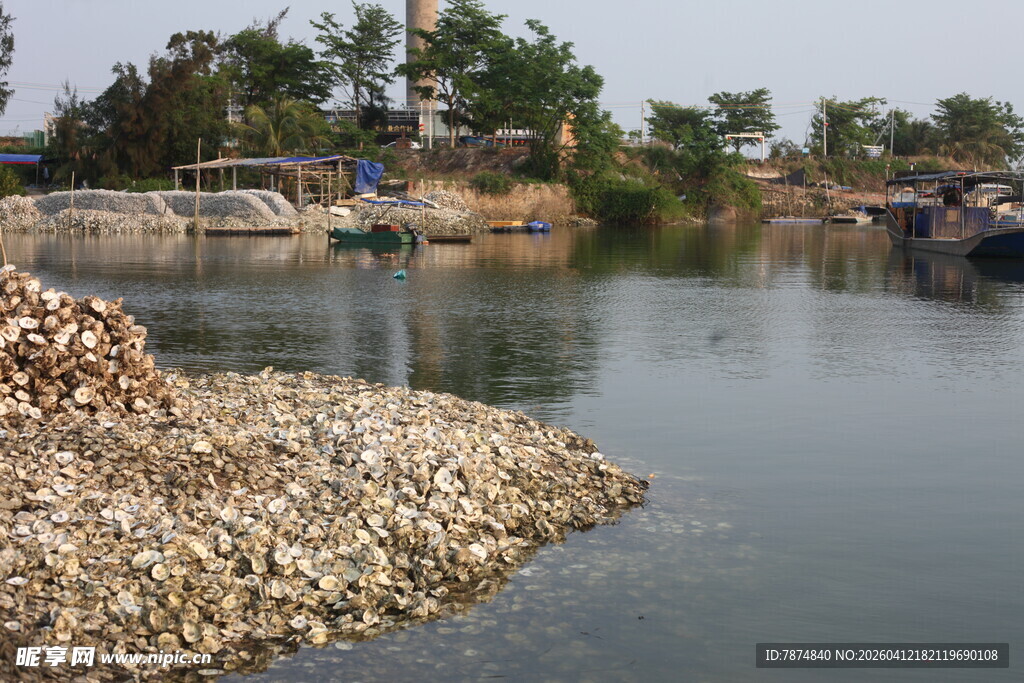 湛江河边堆积的沙石与建筑场景