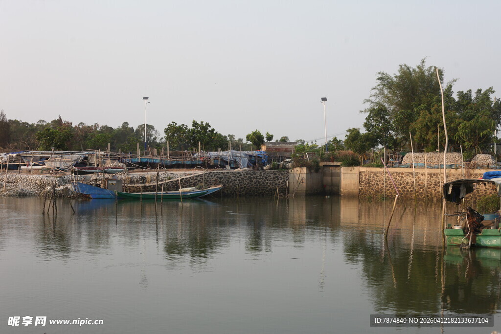 湛江宁静水边停泊的多彩船只