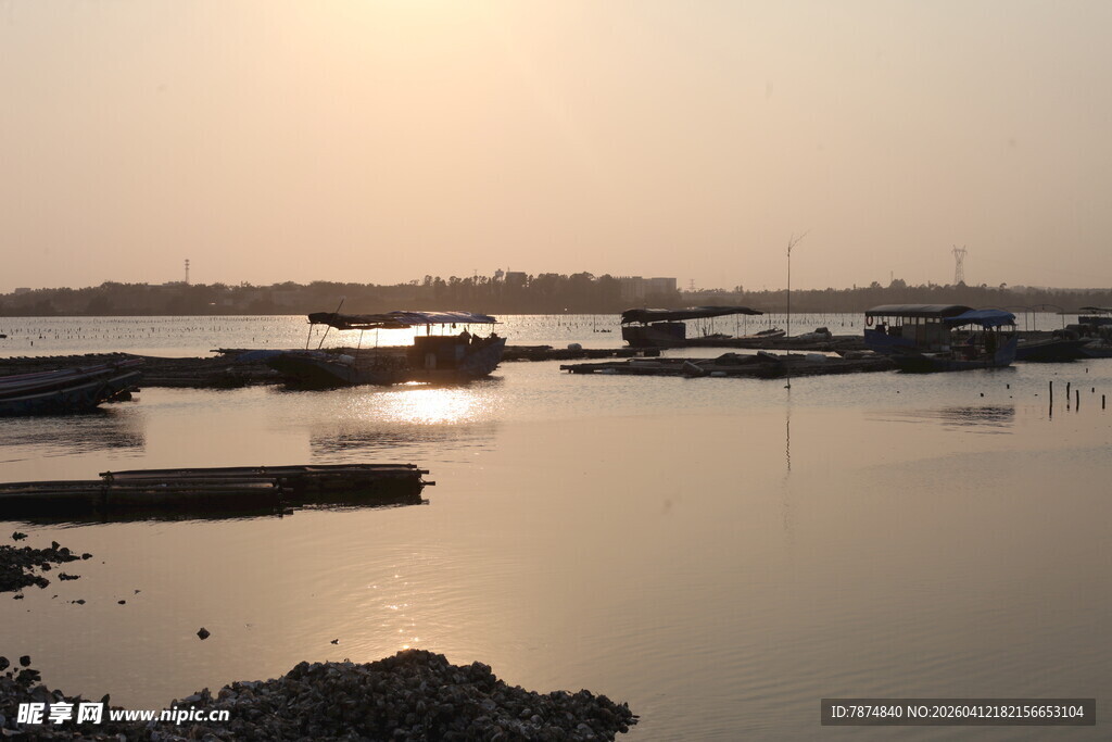 湛江夕阳下宁静的水域码头