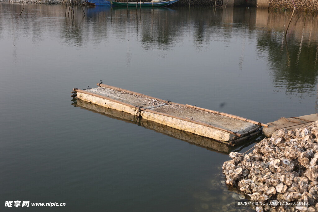 湛江湖边木质码头伸向水面