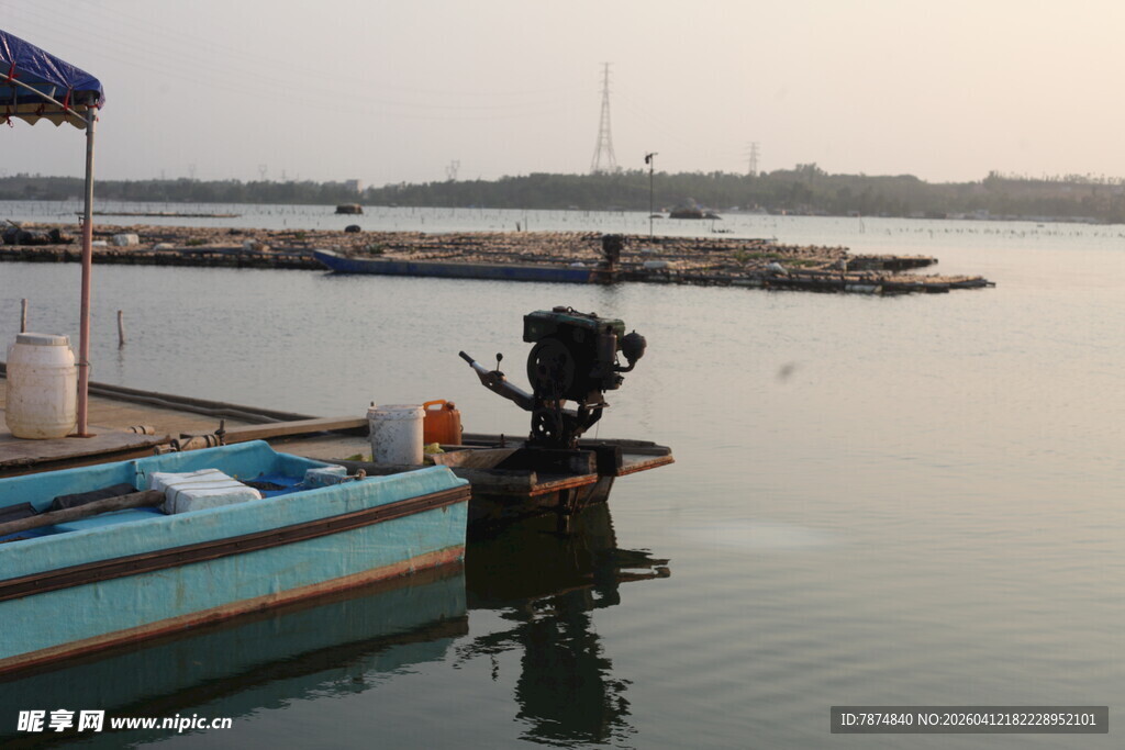 湛江湖畔小船与船外机景象