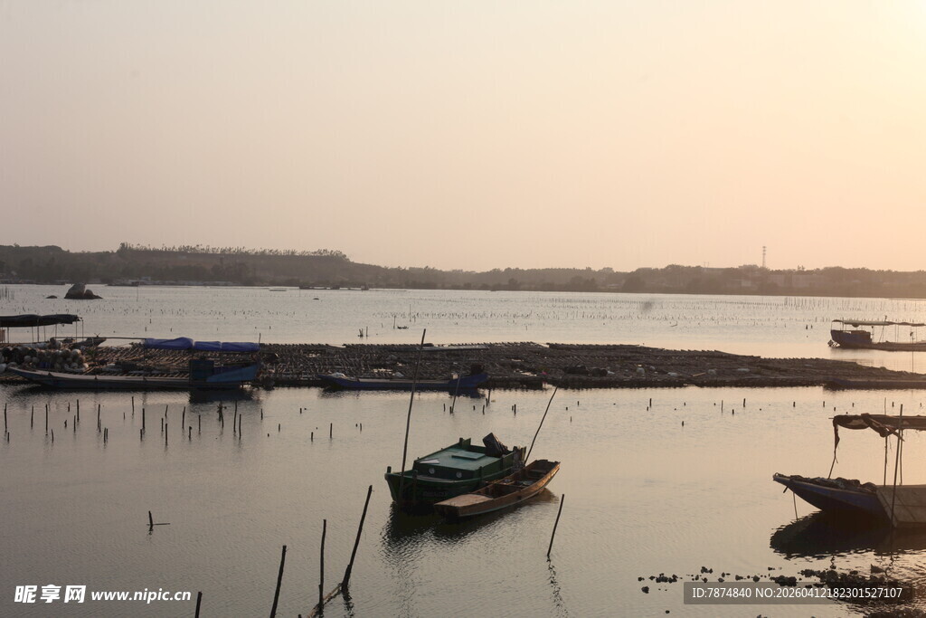湛江夕阳下宁静的水边停泊景象