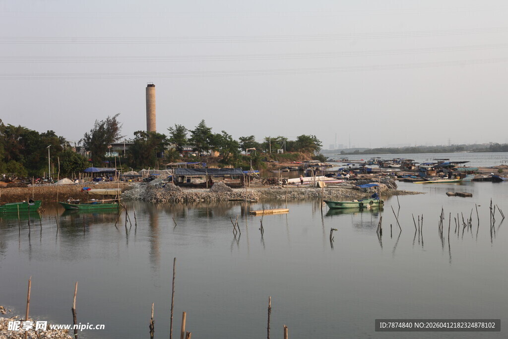 湛江湖畔灯塔与水中枯桩景观