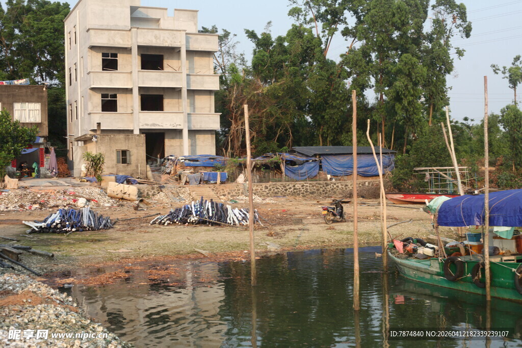 湛江河边在建楼房与船只景观