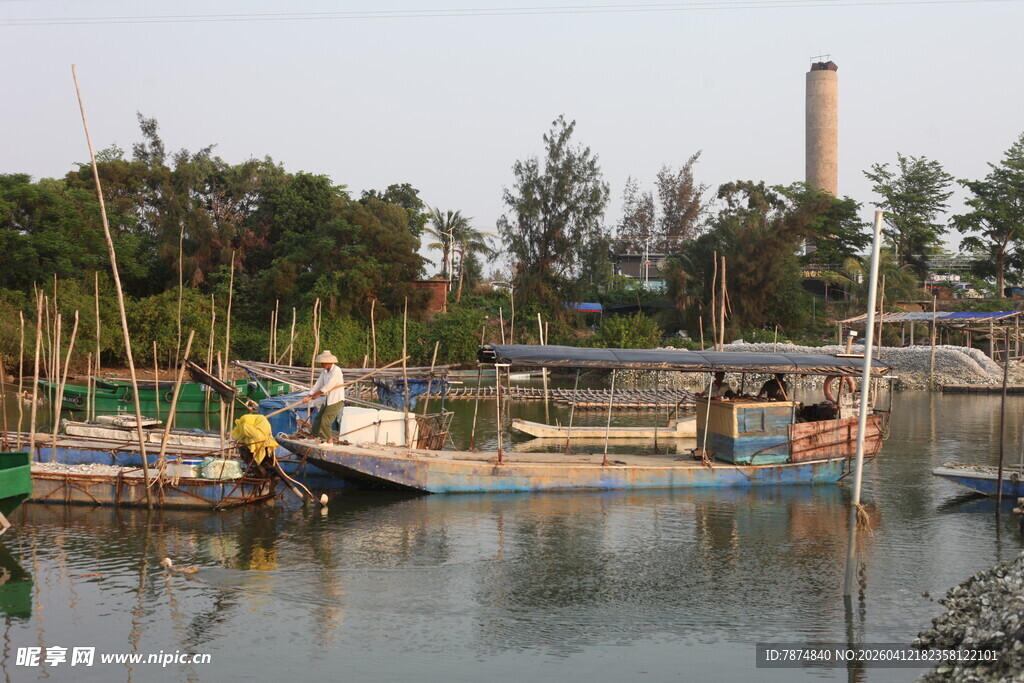 湛江宁静湖畔停泊的多彩船只