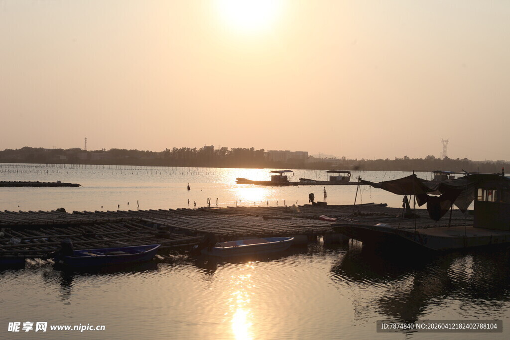 湛江夕阳下的宁静水边景致