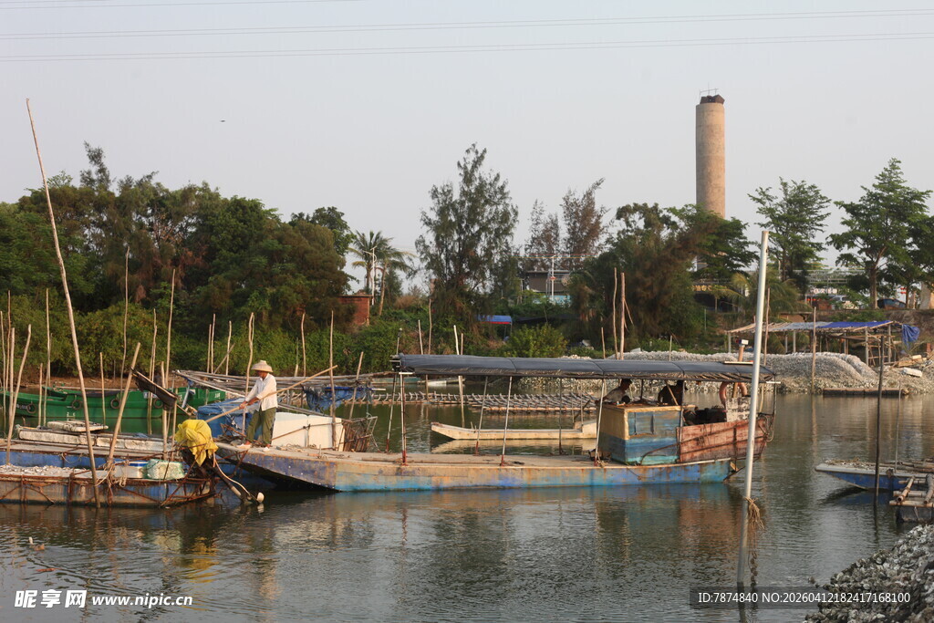 湛江宁静河畔停泊的多彩船只