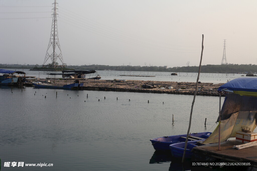 湛江宁静港湾中的停泊船只