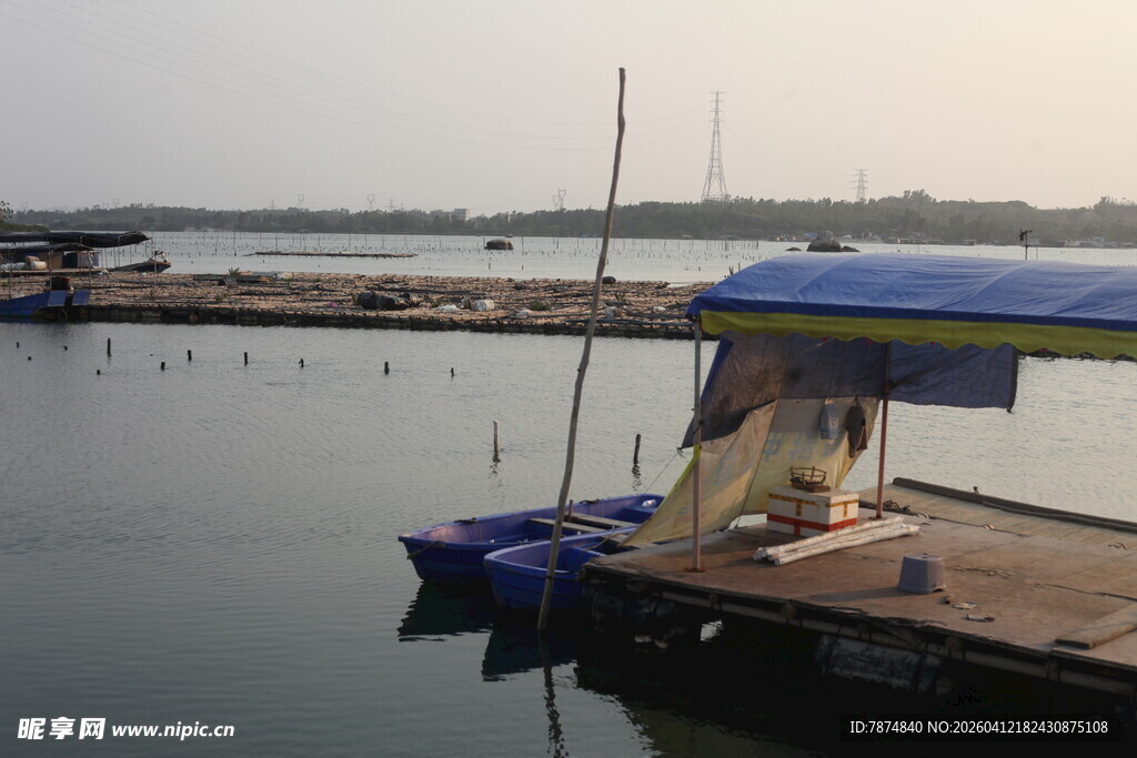 湛江宁静码头的水上停泊场景