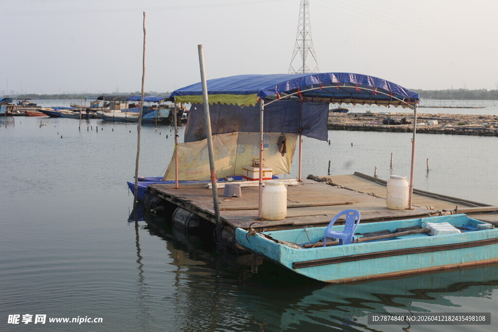 湛江水上停泊的蓝色休闲船