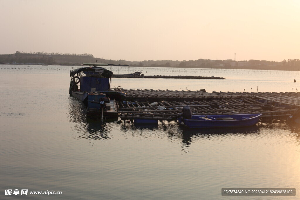 湛江夕阳下宁静的码头与船只