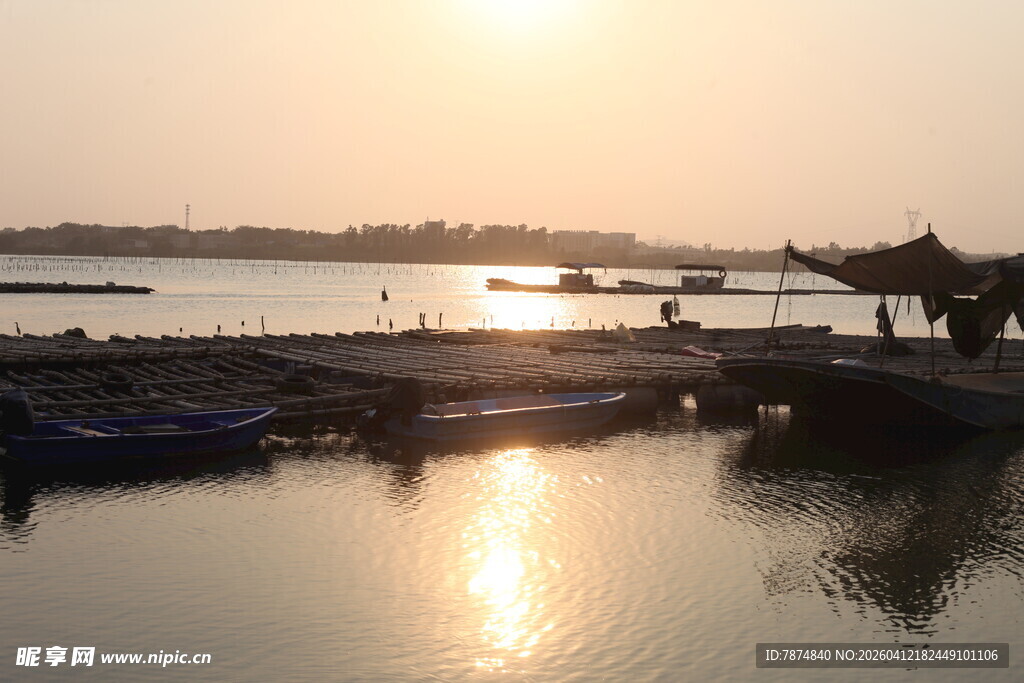 湛江夕阳下宁静的码头风光
