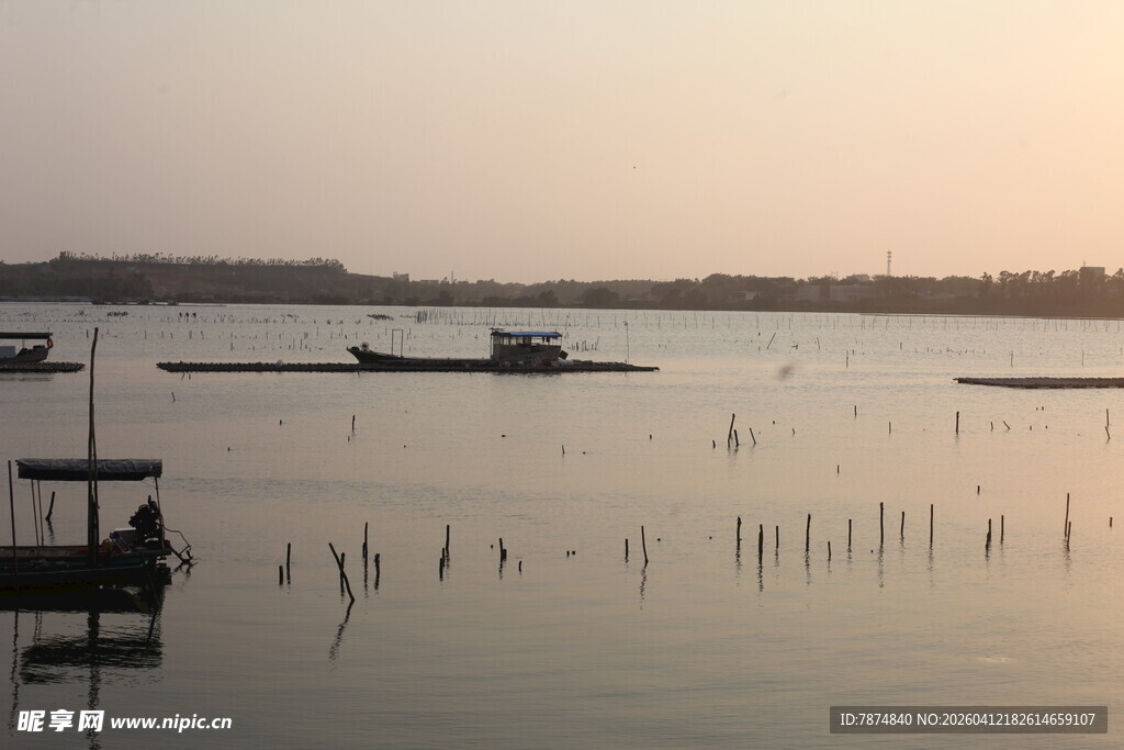 湛江黄昏湖畔的静谧垂钓场景