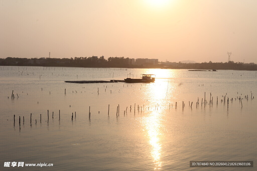 湛江夕阳下湖面的静谧小船