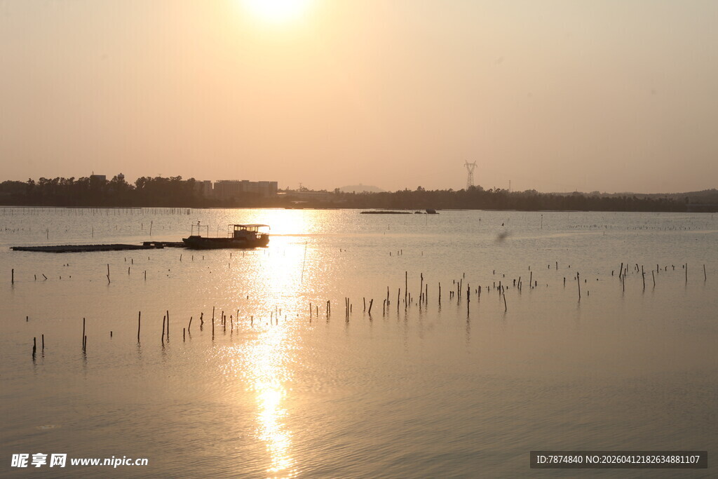 湛江夕阳下湖面的孤舟美景