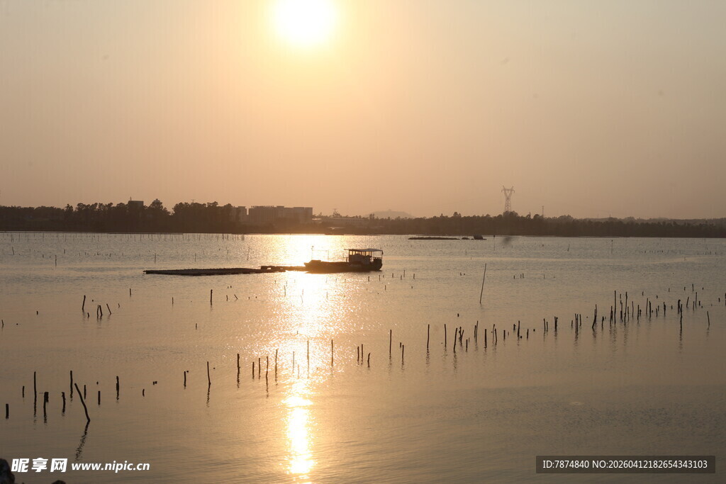湛江夕阳下的宁静湖面美景